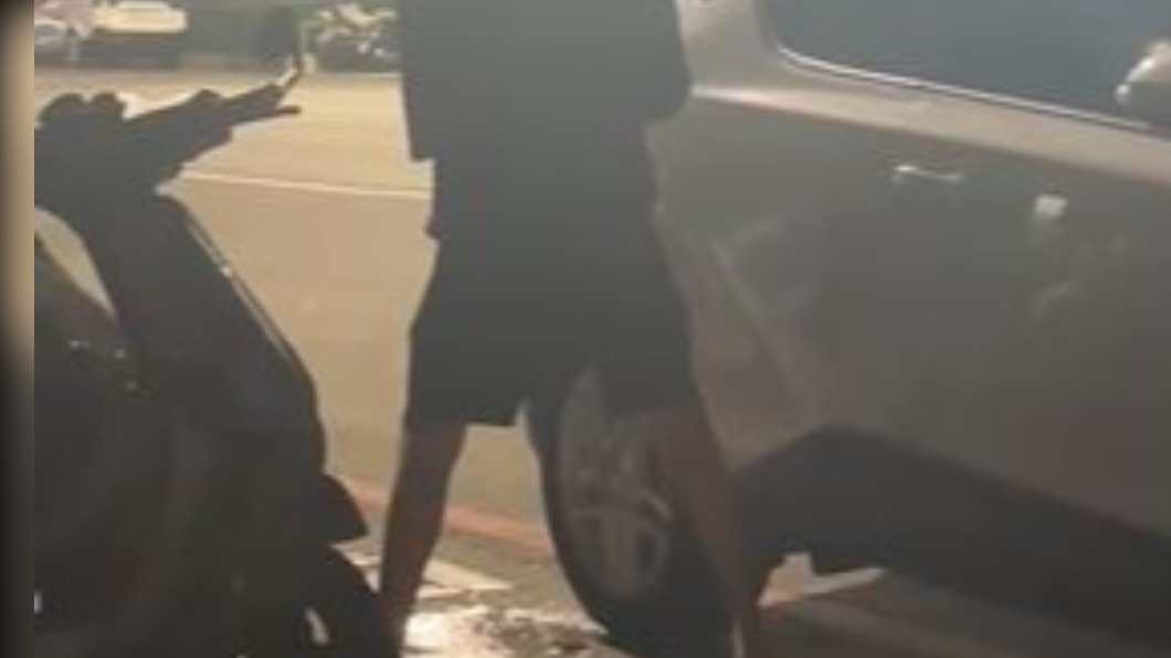 歹年冬搞蕭郎?黑衣男在愛車前爽撒尿 苦主阻攔竟遭反嗆