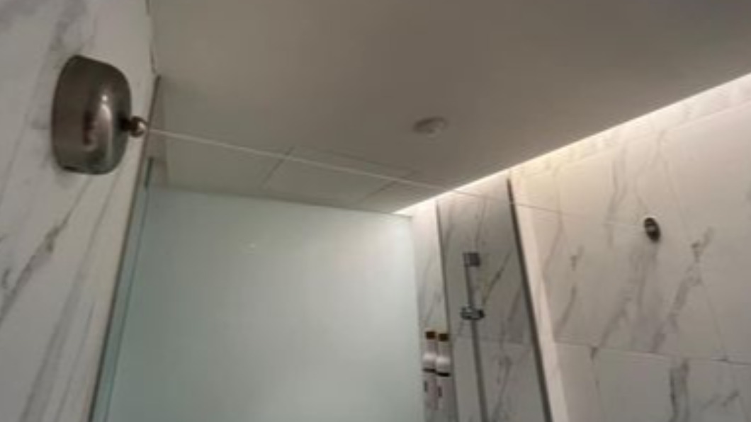 經內行網友提點,原PO成功將伸縮曬衣線安裝成功。(圖/翻攝自臉書社團《爆系知識家》)