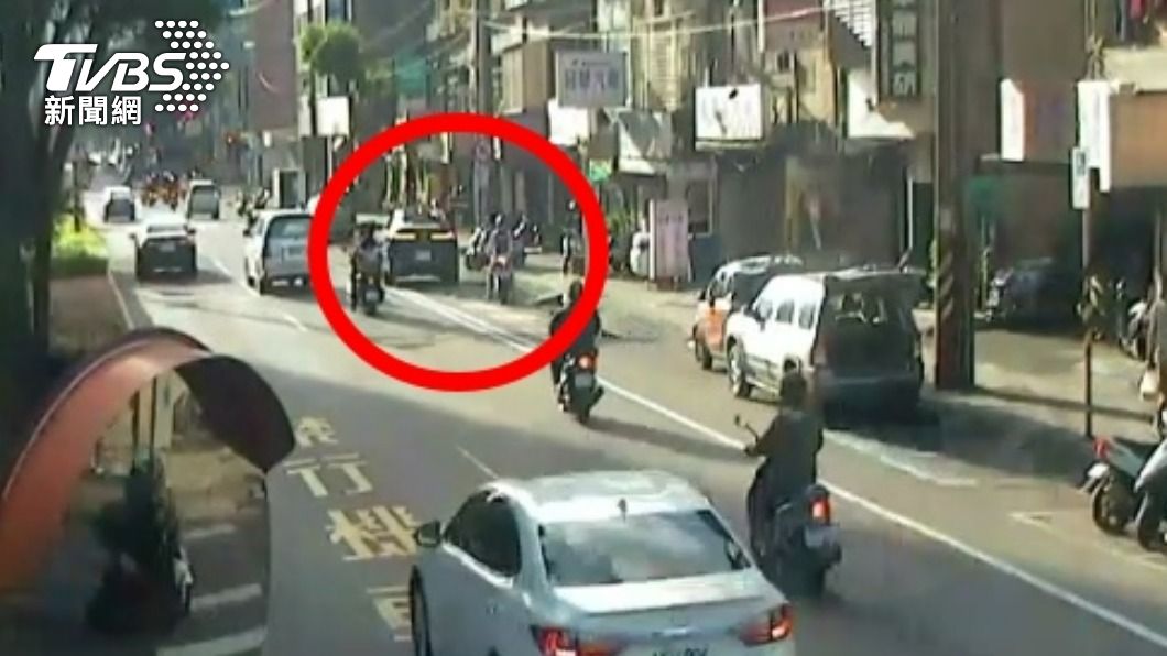 汽車攔下重機騎士。(圖/TVBS)