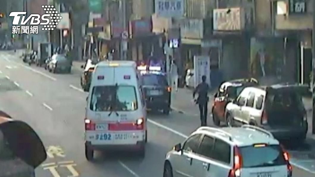警消人員獲報趕到。(圖/TVBS)