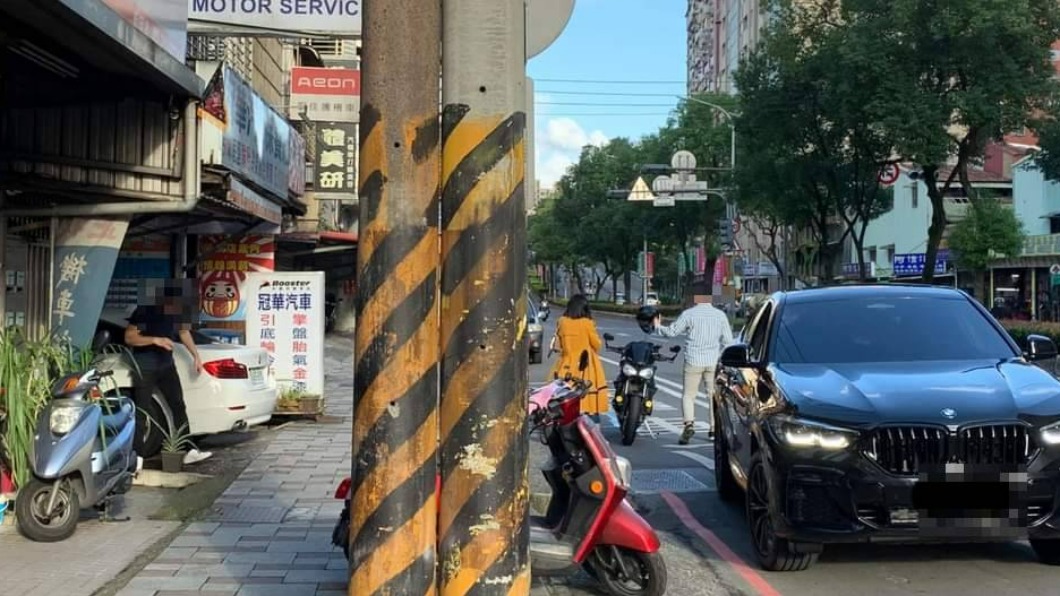 汽車駕駛被噴辣椒水向一旁店家借水沖。(圖/Facebook 重機車友 ❘ 各區路況、天氣回報中心)