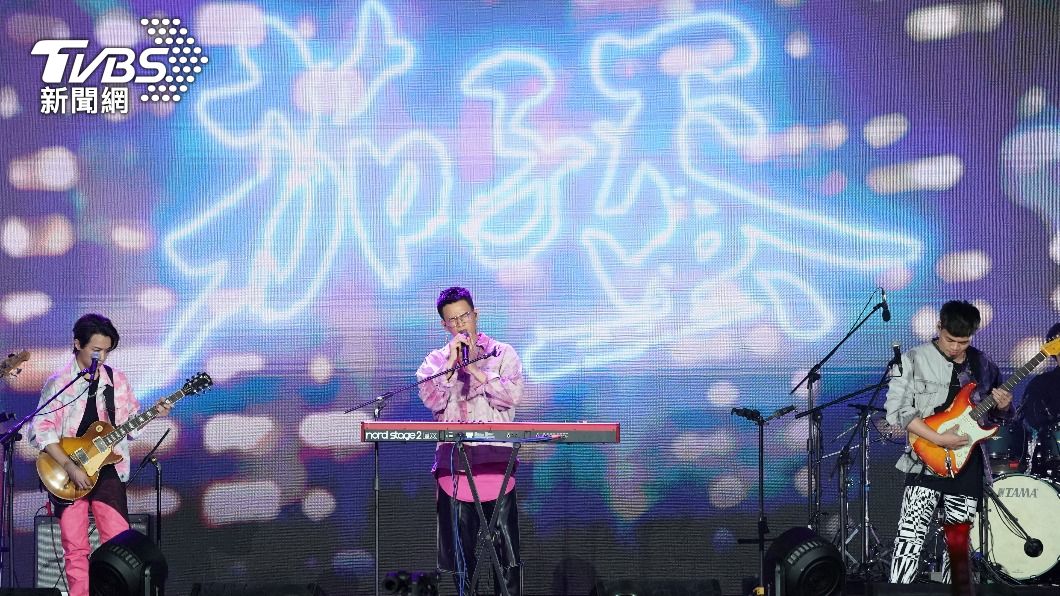 茄子蛋的〈愛情你比我想的閣較偉大〉傳唱度超高。(圖/TVBS)