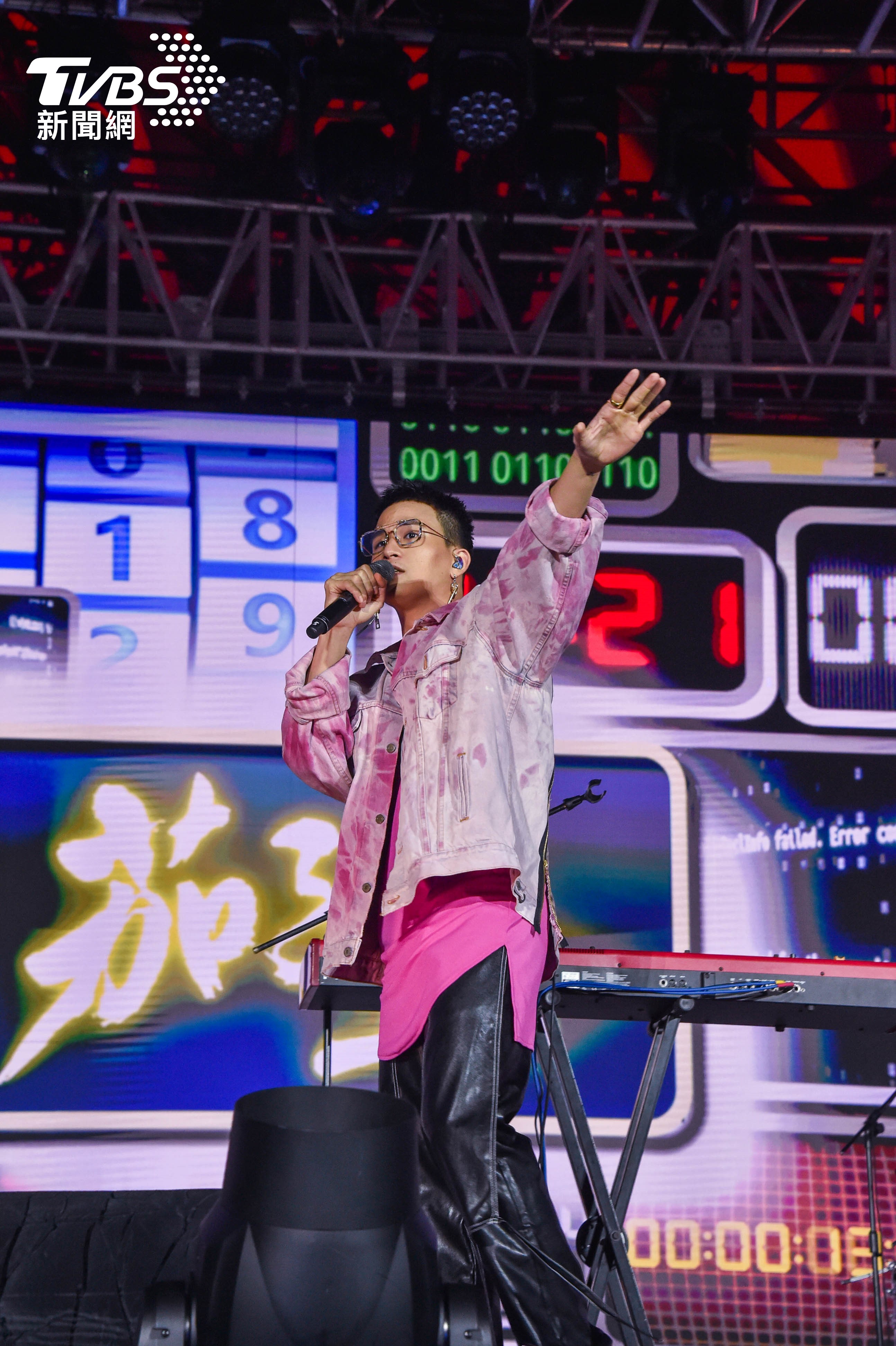 演唱會由雙金加持的金曲創作樂團「茄子蛋」開場。(圖/TVBS)