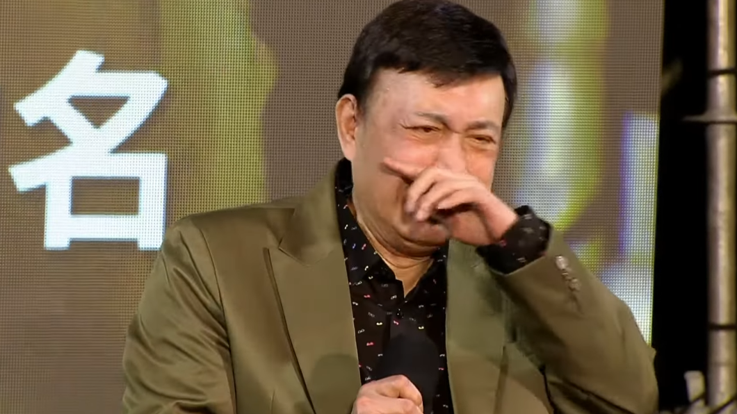 余天淚灑舞台。(圖/翻攝自民進黨直播)