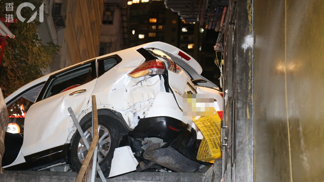 中環車禍恐怖6秒曝光　私家車溜後撞路邊聊天2女