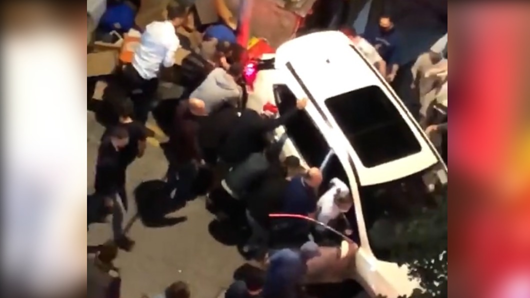 路人聯合將私家車抬起。（圖／翻攝自微博）