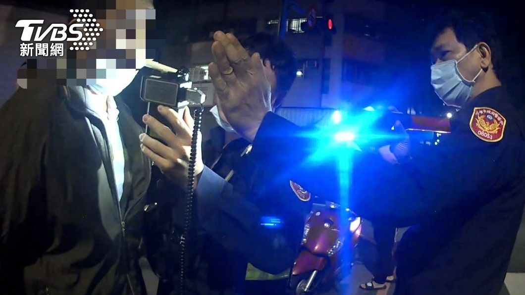 「朋友一生一起走」兩人同桌乾杯一起嗨 相揪騎回家GG了