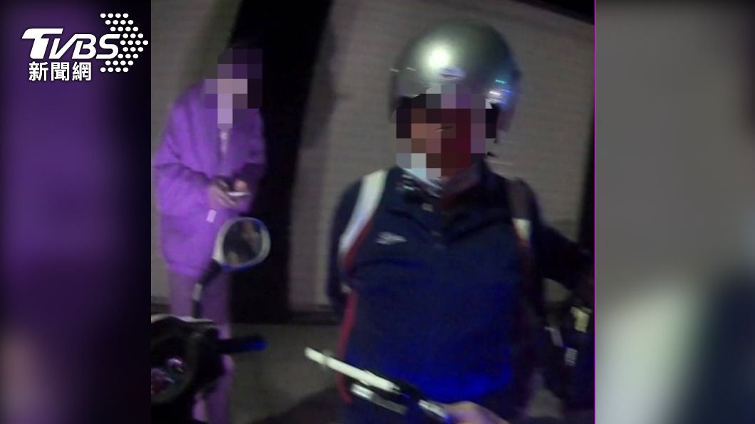 好友喝酒聚餐完,相揪騎車回家,遭警方攔查雙雙送辦。(圖/警方提供)