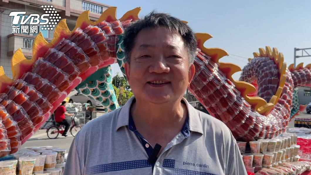 海龍園餐廳老闆葉國卿說,用1300片烏魚子打造「烏魚子神龍」,造價超過50萬元。(圖/TVBS)