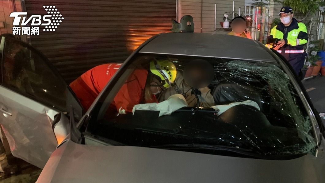 出遊疑不熟路況!轎車高速撞飲料店 車內3人2傷1命危