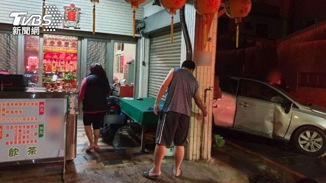 轎車衝撞一旁飲料店。（圖／警消提供）