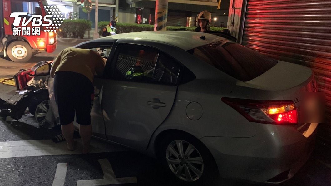 轎車突然失控衝撞路旁店家。（圖／警消提供）