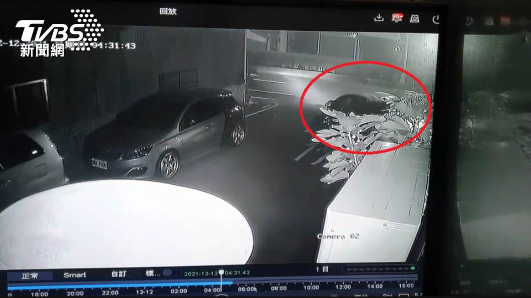 轎車失控衝撞瞬間。（圖／警方提供）