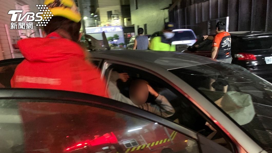 轎車安全氣囊爆開，消防人員到場救出受困的民眾。（圖／警消提供）