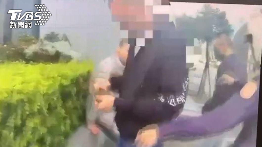 逃跑時遭警方攔下逮捕。(圖/TVBS)
