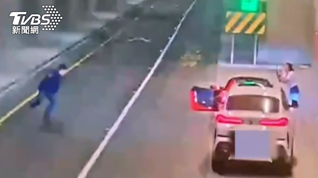 男子在隧道內跳舞，過程全被女子錄了下來。（圖／警方提供）