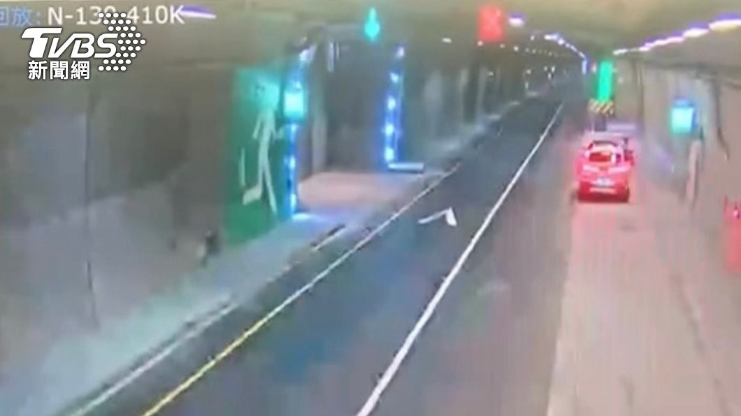 法拉利、BMW違停路肩。（圖／警方提供）