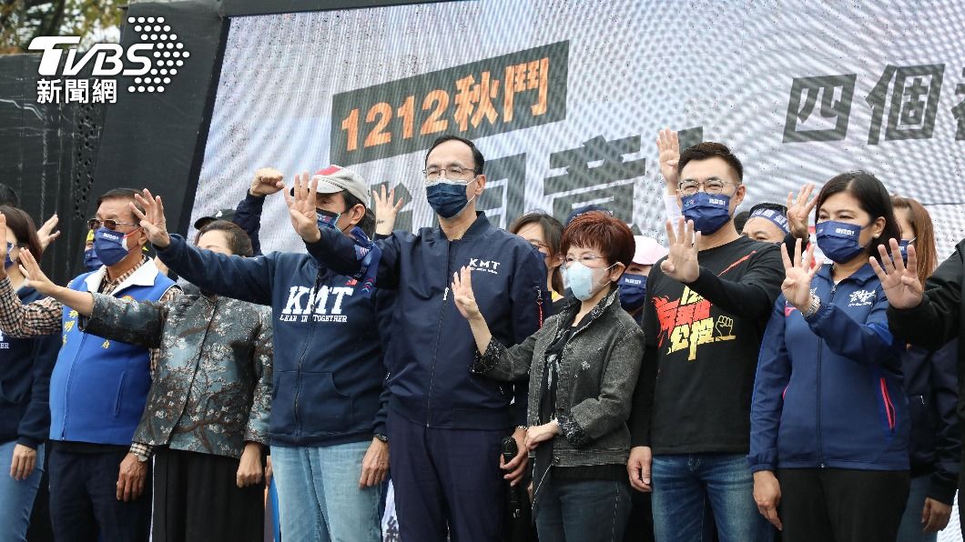 國民黨舉行宣傳公投四個同意大遊行,湧6萬人擠爆自由廣場。(圖/國民黨提供)
