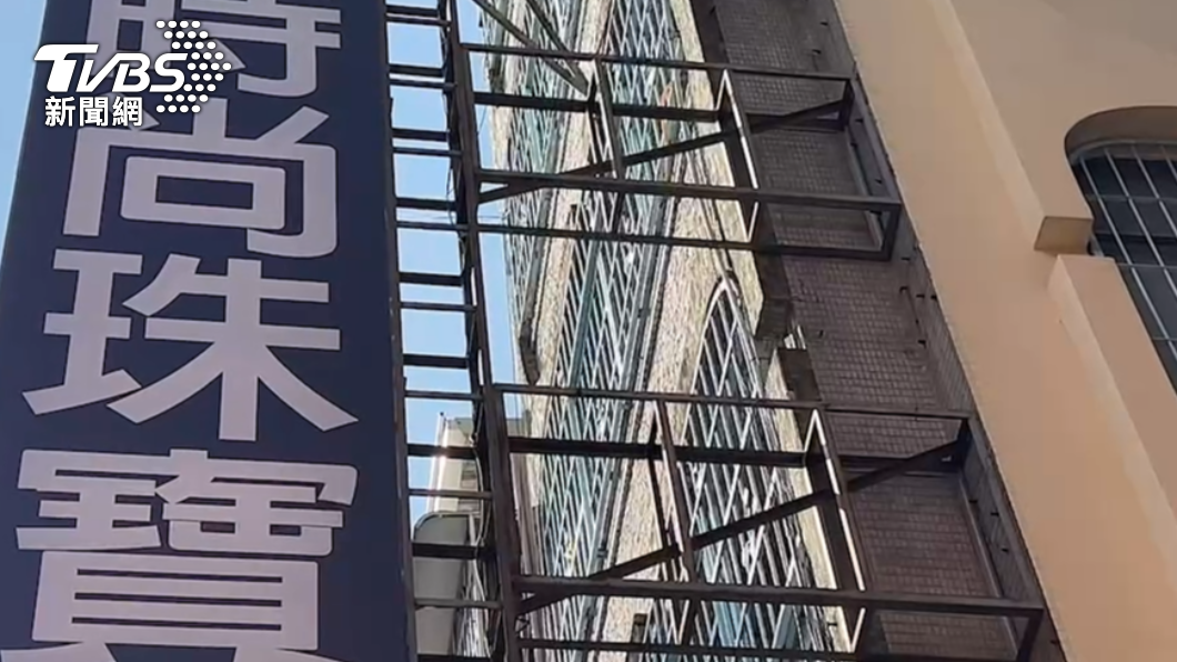 尤男持「紅漆蛋」朝同業的3間銀樓店狂砸。(圖/TVBS)