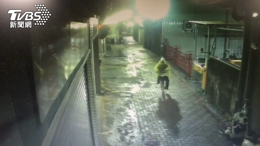 尤嫌穿雨衣騎腳踏車,再改搭計程車,最後徒步,狂設斷點阻礙警方查緝。(圖/警方提供)