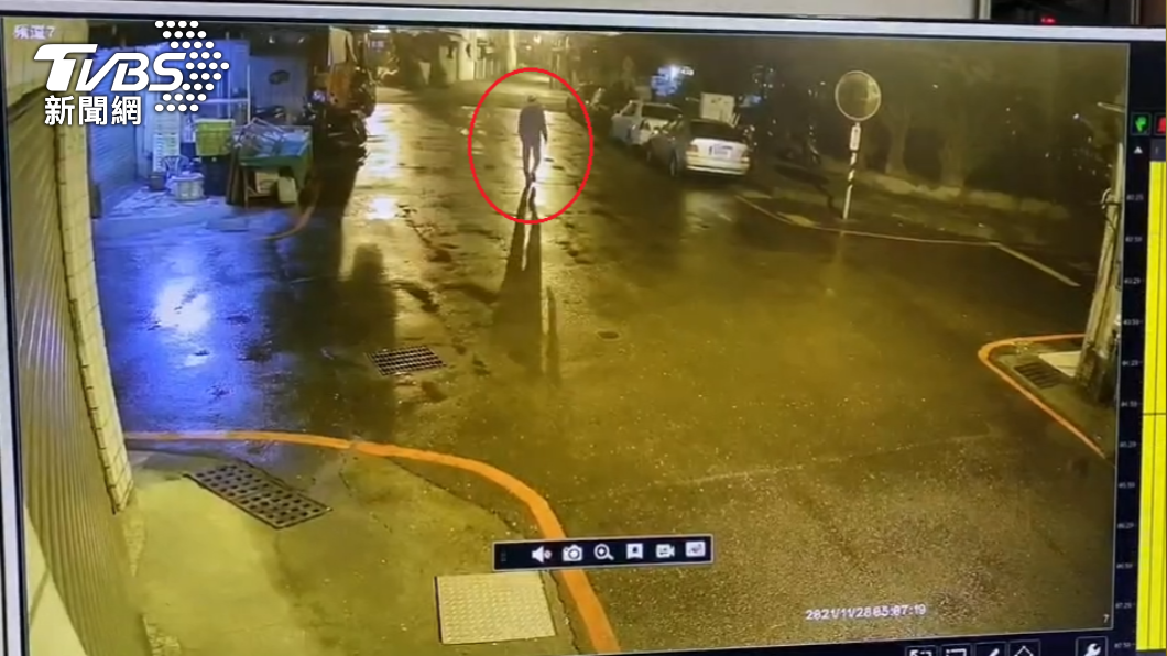 尤嫌穿雨衣騎腳踏車,再改搭計程車,最後徒步,狂設斷點阻礙警方查緝。(圖/警方提供)
