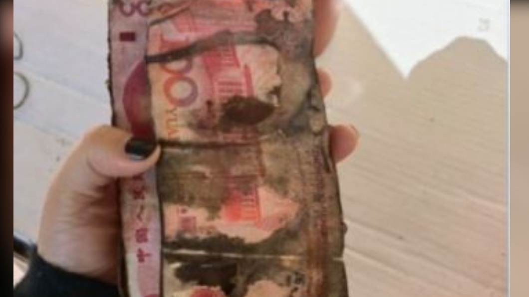 老婦將鈔票放2年,沒想到發現時已嚴重發霉。(圖/翻攝自江蘇新聞微博)