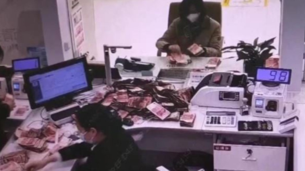 無奈之下,張女只好向銀行求救。(圖/翻攝自江蘇新聞微博)