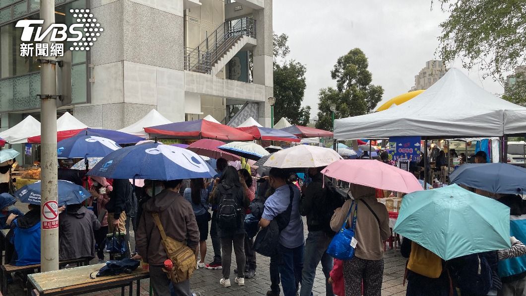 貓空復駛，民眾搶搭第一班。（圖／中央社）