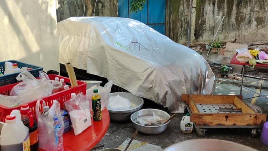氣噗噗!惡鄰宴客路邊搭棚 她愛車慘遭「軟禁」還被碎嘴