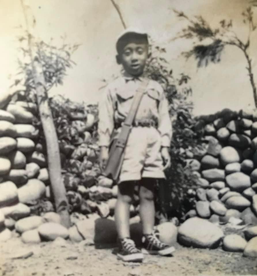 苦苓曬出兒時照片。（圖／翻攝自苦苓臉書）