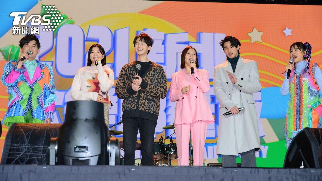 夯劇《華燈初上》演員群章廣辰、劉品言、郭雪芙、張軒睿驚喜現身2021新北耶誕城「巨星耶誕演唱會」。(圖/TVBS)