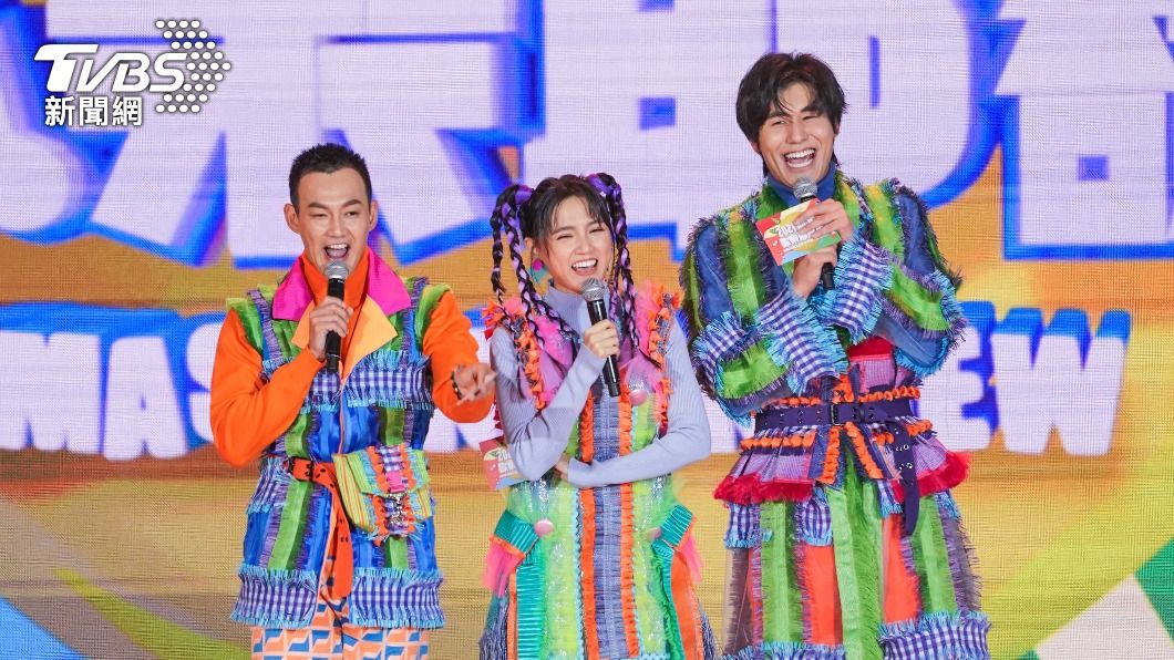 黃子佼帶領威廉、風田及Dora謝雨芝共同主持巨星耶誕演唱會。(圖/新北市政府提供)