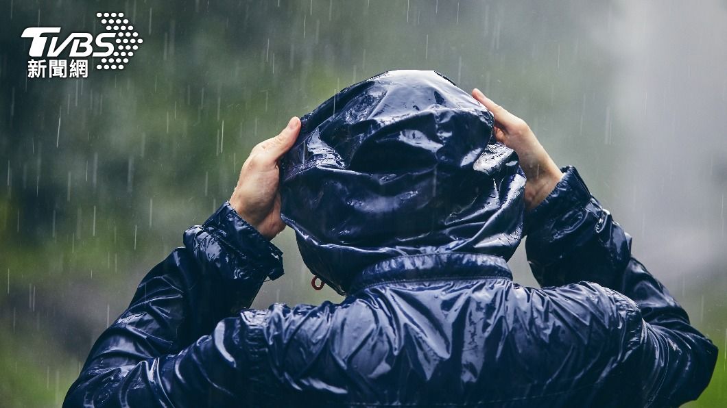 許多過來人點出,雨衣是騎車時的保暖好物之一。(示意圖/shutterstock達志影像)