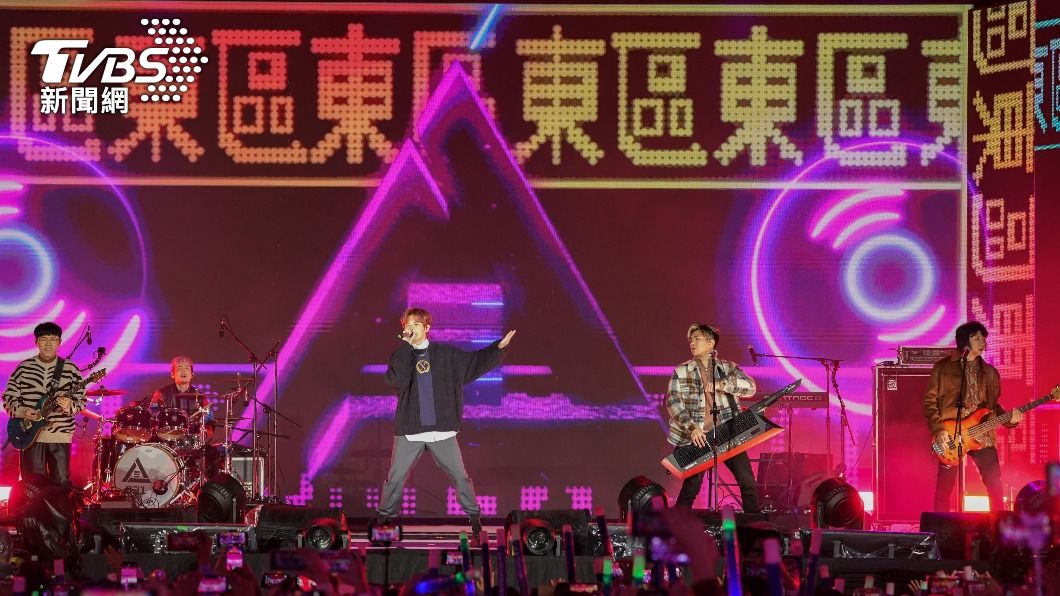 搖滾天團八三夭以超High金曲《東區東區》出場。(圖/新北市政府提供)