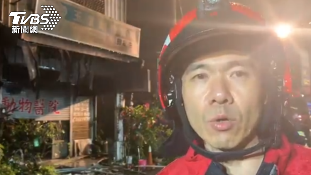 花蓮縣消防局第三大隊長呂冠辰說明火災情形。(圖/TVBS)