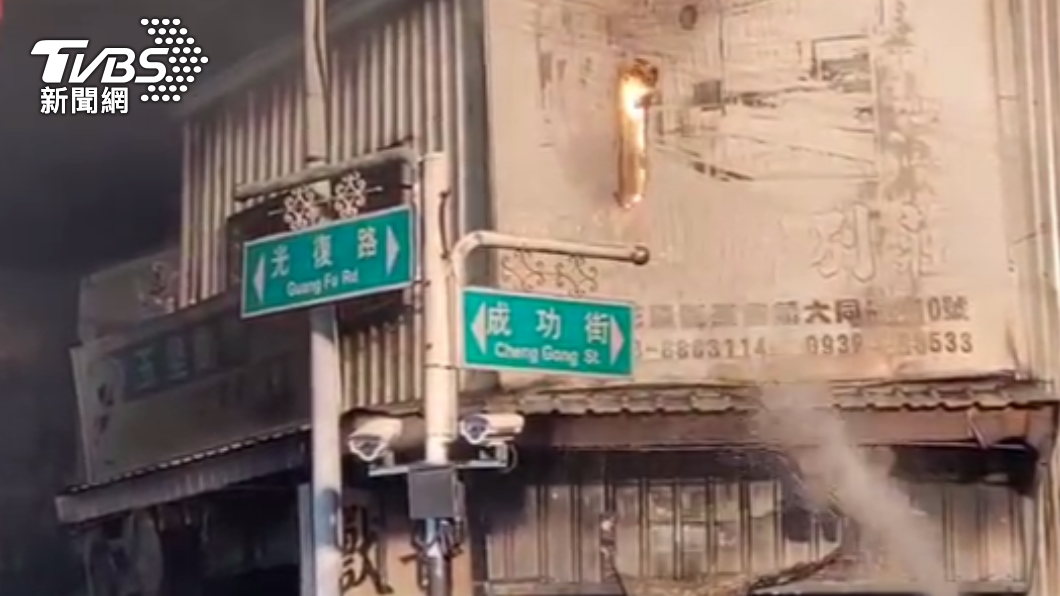 消防人員將殘火撲滅。(圖/TVBS)