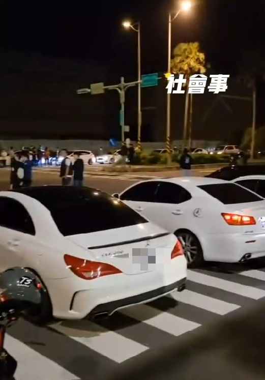 桃園市觀音區桃科九路昨(12)日凌晨出現多輛改裝車聚集競速。(圖/翻攝自記者爆料網)