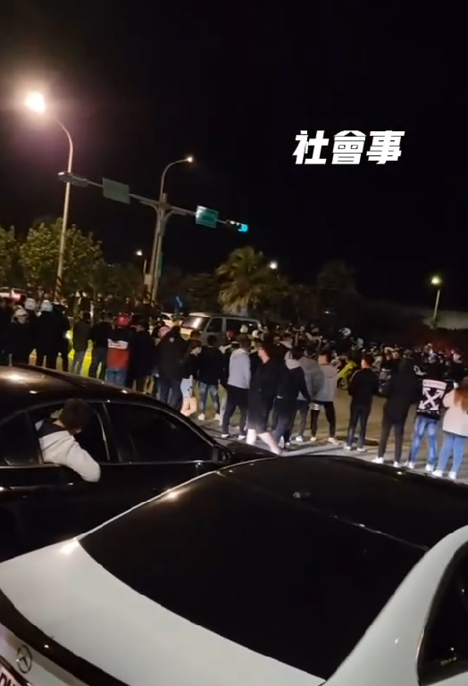 桃園市觀音區桃科九路昨(12)日凌晨出現多輛改裝車聚集競速。(圖/翻攝自記者爆料網)