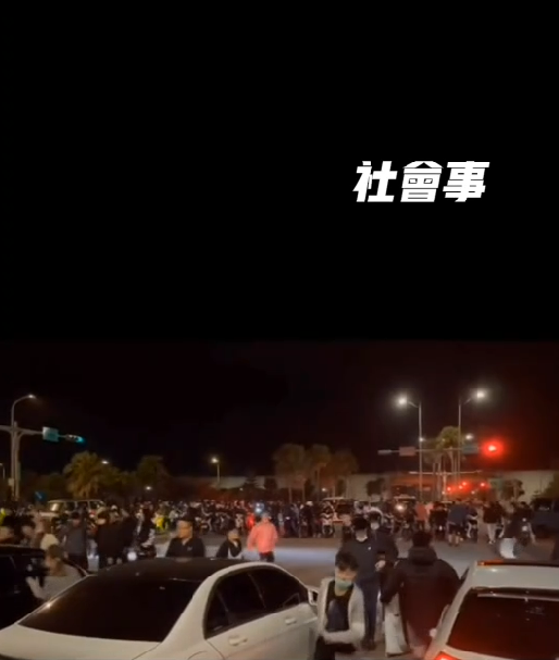 警方一到場,改裝的汽、機車一哄而散。(圖/翻攝自記者爆料網)