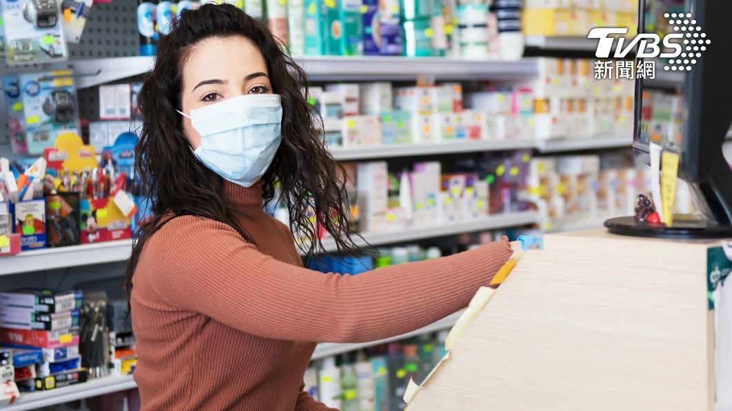 便利商店店員都會好心提醒客人戴口罩。（示意圖／shutterstock達志影像）