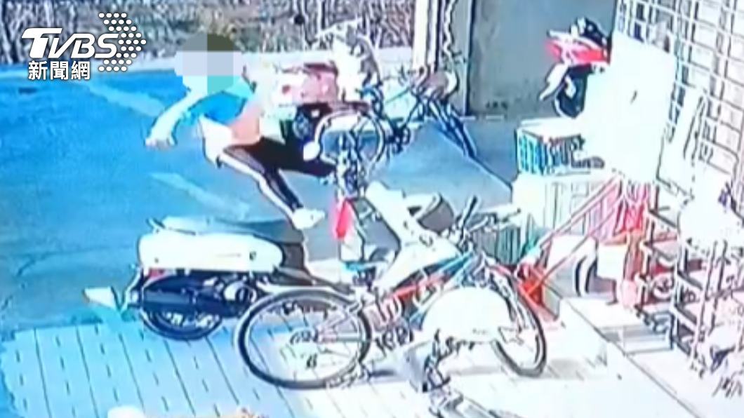 苗栗施姓少女為撿棉被，踩破採光罩墜樓。（圖／警方提供）