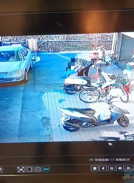 施女墜樓後,外婆上前關心。(圖/警方提供)