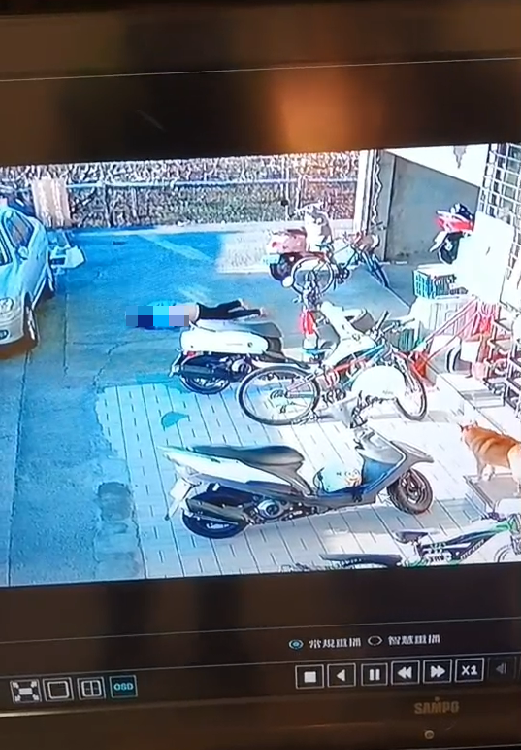 施女墜樓後,趴在地上。(圖/警方提供)