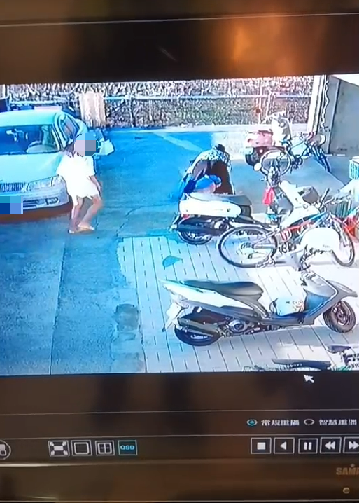 施女墜樓後,外婆與妹妹趕緊上前關心。(圖/警方提供)