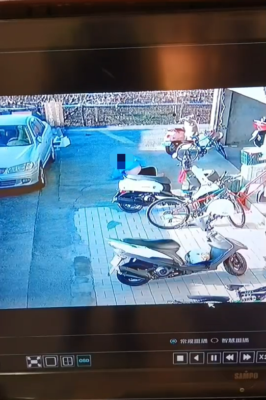 施女墜樓後,坐起身子向屋內求救。(圖/警方提供)