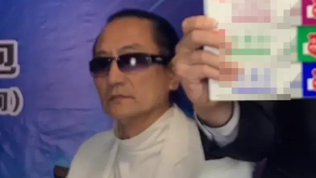 直播主全程不說話,深怕破功。(圖/翻攝自微博)