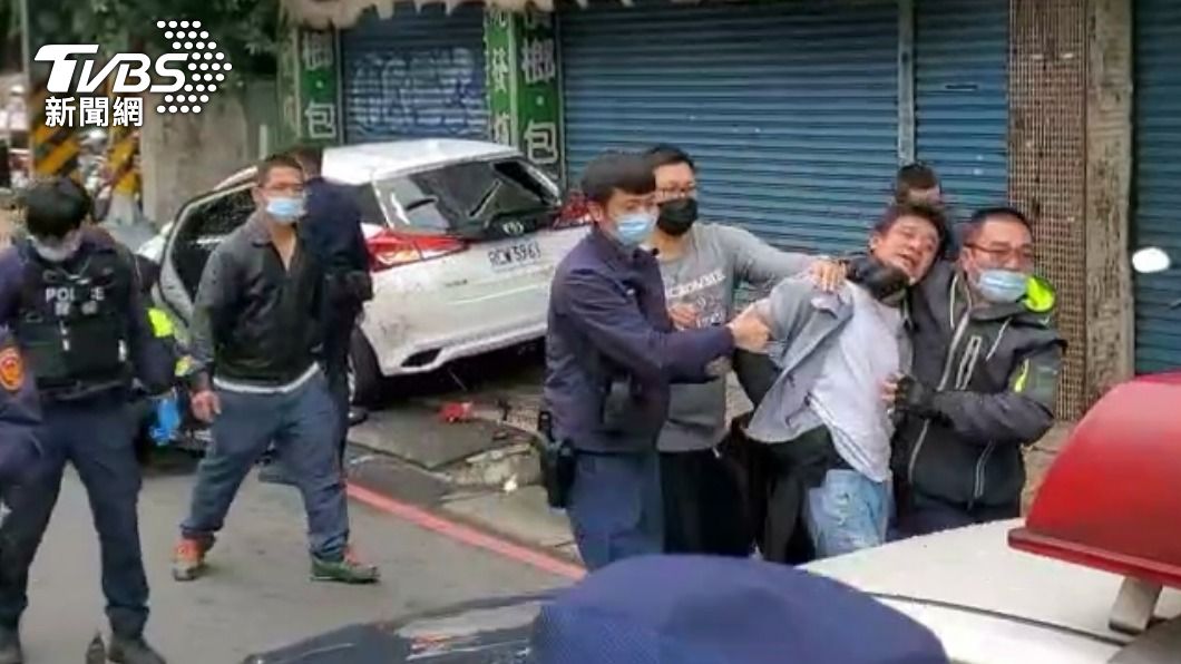 犯嫌遭警方帶走。（圖／TVBS）