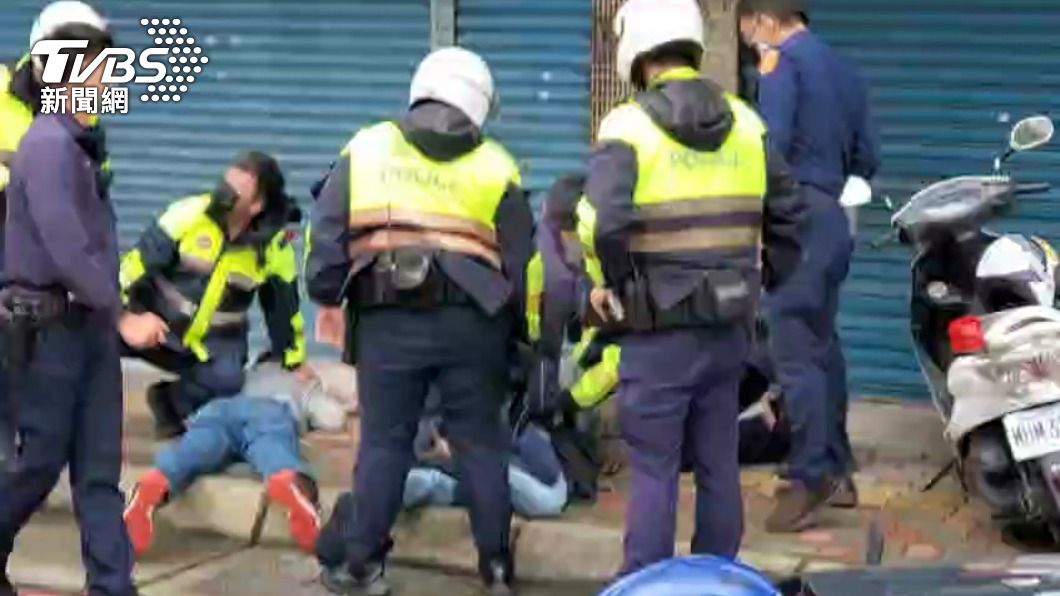 警方壓制犯嫌。（圖／TVBS）