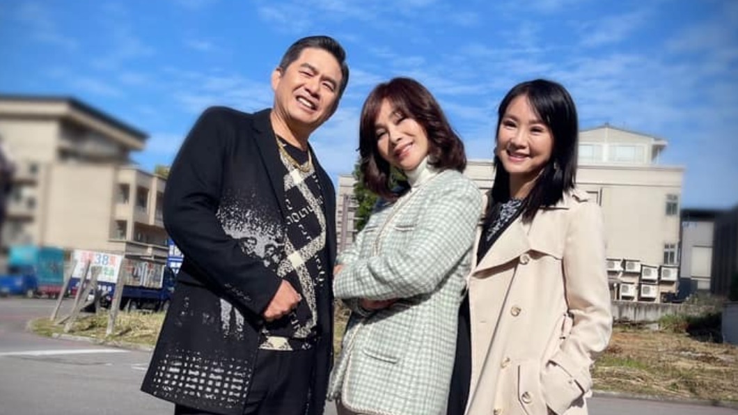 左起洪都拉斯、陳美鳳、陳妍安到戶外拍攝火燒車重頭戲。（圖／民視提供）