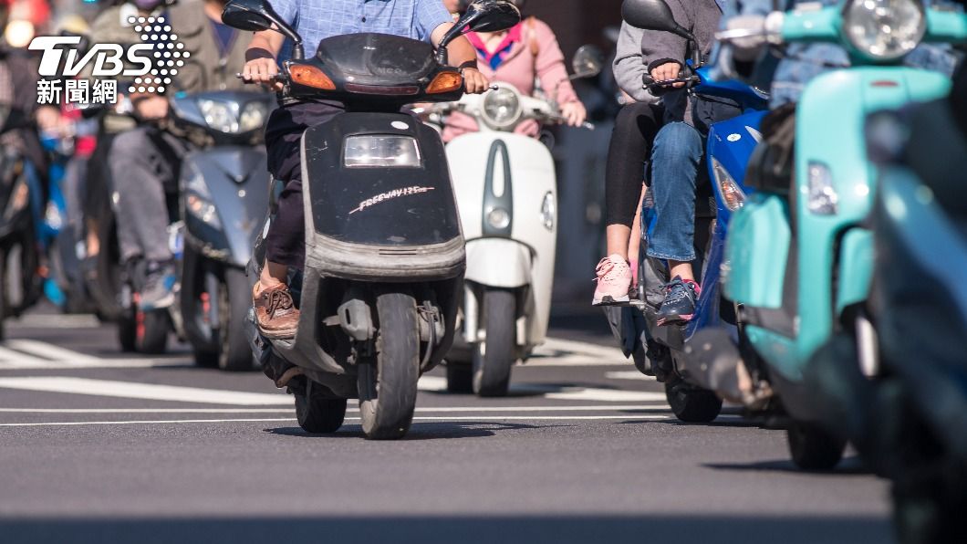 許多人選擇機車代步。（示意圖／shutterstock達志影像）